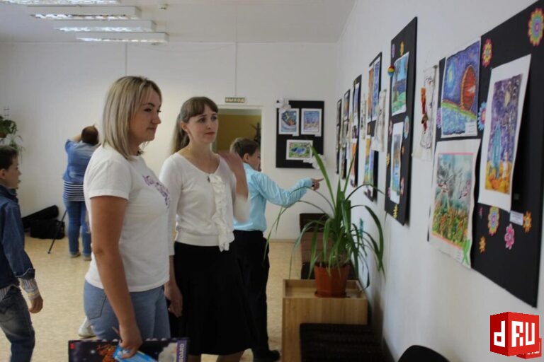 Выставка рисунков ко Дню защиты детей открылась Десногорске